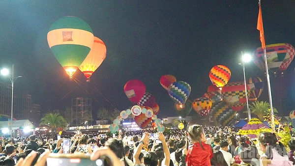 Du khách đứng chật cả quảng trường và các lối đi để được xem thả khinh khí cầu.