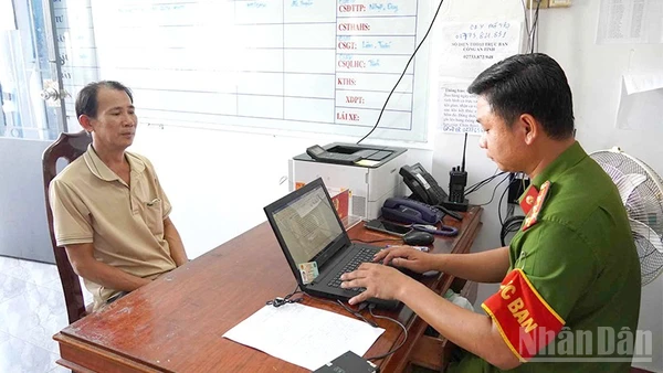 Đối tượng Nguyễn Công Tùng tại cơ quan Công an.