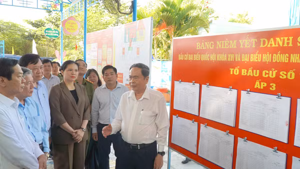 Đồng chí Trần Thanh Mẫn, Ủy viên Bộ Chính trị, Chủ tịch Quốc hội, Chủ tịch Hội đồng Bầu cử quốc gia và Đoàn công tác giám sát, kiểm tra công tác bầu cử đại biểu Quốc hội khóa XVI và đại biểu Hội đồng nhân dân các cấp nhiệm kỳ 2026-2031 tại xã Trường mầm non Ba Sao, tỉnh Đồng Tháp. (Ảnh: HỮU NGHĨA)