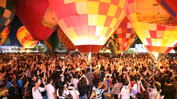 Du khách tham quan chụp ảnh với các khinh khí cầu tại đêm bế mạc Festival Hoa-Kiểng Sa Đéc.