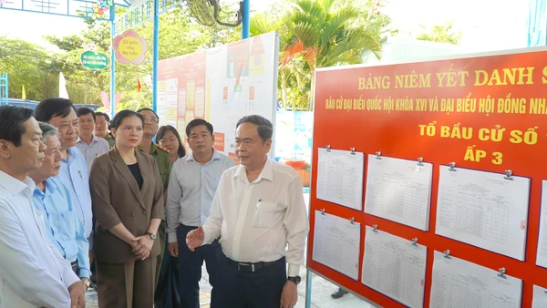 Đồng chí Trần Thanh Mẫn, Ủy viên Bộ Chính trị, Chủ tịch Quốc hội, Chủ tịch Hội đồng Bầu cử quốc gia và Đoàn công tác giám sát, kiểm tra công tác bầu cử đại biểu Quốc hội khóa XVI và đại biểu Hội đồng nhân dân các cấp nhiệm kỳ 2026-2031 tại xã Trường mầm non Ba Sao, tỉnh Đồng Tháp. (Ảnh: HỮU NGHĨA)