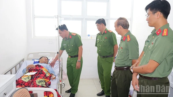 Đại tá Nguyễn Văn Thay, Phó Giám đốc Công an tỉnh Đồng Tháp thăm hỏi và trao tiền hỗ trợ Thiếu tá Nguyễn Khắc Huy.