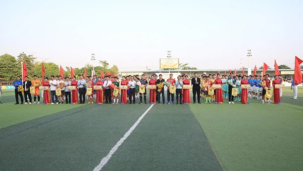 Đại biểu tặng hoa, cờ lưu niệm cho các đội bóng tham gia vòng loại Tây Nam Bộ.