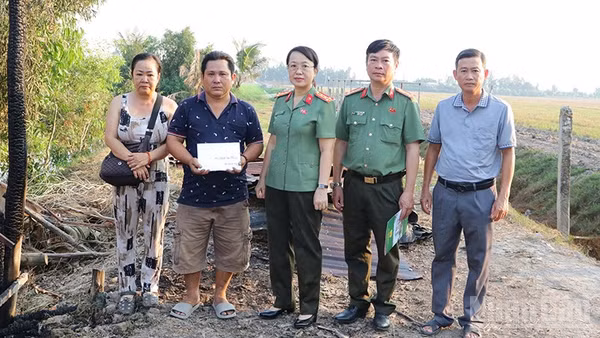 Đại tá Võ Thị Hoài Ngọc, Phó Giám đốc Công an tỉnh Đồng Tháp cùng đoàn đến thăm hỏi và trao tiền của Công an tỉnh hỗ trợ anh Huỳnh Văn Chưởng.