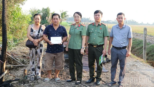 Đại tá Võ Thị Hoài Ngọc, Phó Giám đốc Công an tỉnh Đồng Tháp cùng đoàn đến thăm hỏi và trao tiền của Công an tỉnh hỗ trợ anh Huỳnh Văn Chưởng.