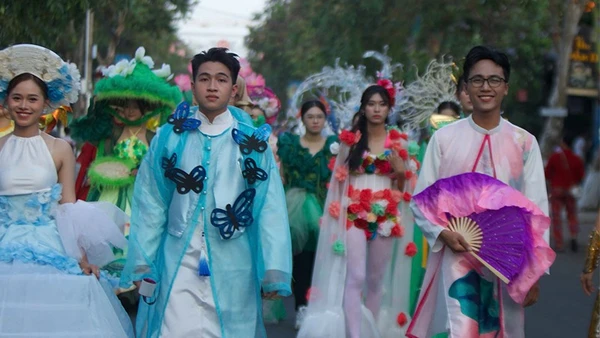 Biểu diễn Lễ hội đường phố tại phường Sa Đéc.