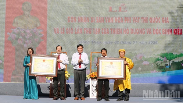 Chủ tịch Ủy ban nhân dân tỉnh Đồng Tháp Phạm Thành Ngại trao Chứng nhận Di sản văn hóa phi vật thể quốc gia Lễ giỗ Thiên hộ Dương và Đốc Binh Kiều, Lễ hội Vía Bà chúa xứ Gò Tháp cho xã Đốc Binh Kiều, tỉnh Đồng Tháp.