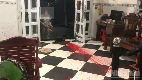 Một ngôi nhà bị các đối tượng tạt nước sơn.