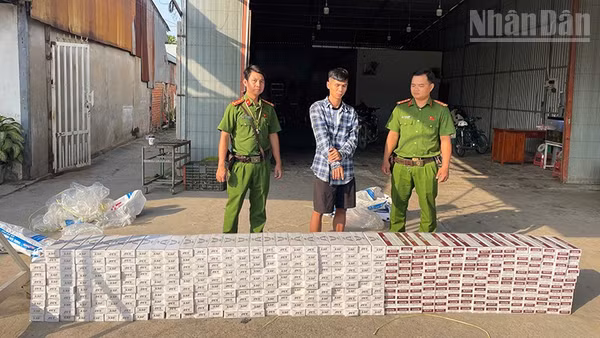 Lực lượng công an Đồng Tháp bắt quả tang Trần Quốc Khải vận chuyển thuốc lá điếu ngoại nhập lậu.