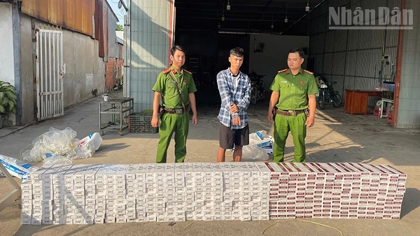Lực lượng công an Đồng Tháp bắt quả tang Trần Quốc Khải vận chuyển thuốc lá điếu ngoại nhập lậu.
