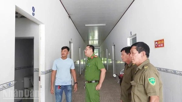 Kiểm tra, nhắc nhở việc chấp hành pháp luật ở các nhà nghỉ trên địa bàn xã Tân Nhuận Đông.