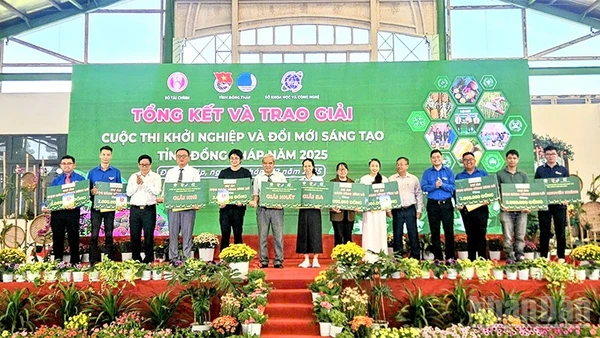 Bí thư Tỉnh đoàn Đồng Tháp Lê Hoàng Quyết trao giải cho các tác giả.