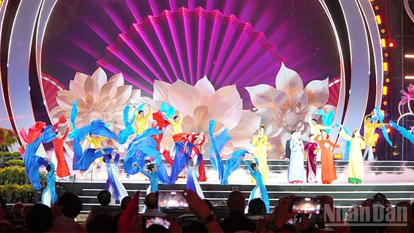 Tiết mục nghệ thuật chào mừng Festival hoa Sa Đéc.