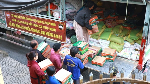 Ủy ban Mặt trận Tổ quốc Việt Nam và các tổ chức chính trị-xã hội xã cùng Ban Trị sự Phật giáo Hòa Hảo xã Tháp Mười vận chuyển quà lên xe hỗ trợ đồng bào miền trung.