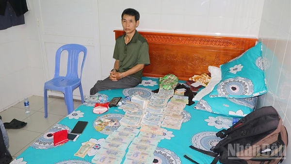 Đối tượng Đỗ Đình Mai cùng tiền và trang sức trộm được.