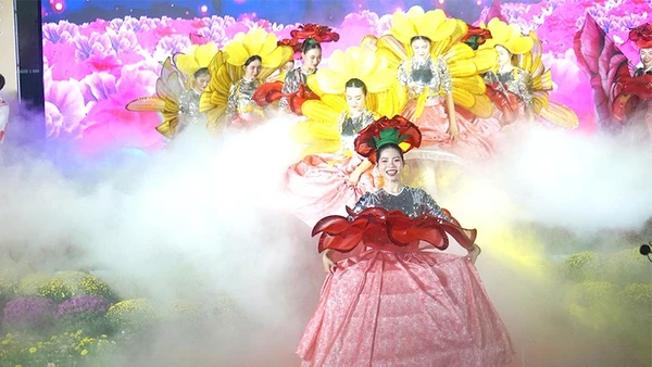 Tiết mục tại chương trình thực cảnh “Trăm năm hương sắc làng hoa”.