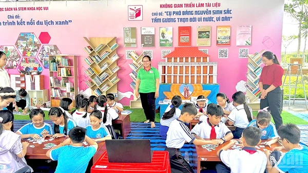 Các em thiếu nhi tại không gian triển lãm tài liệu.