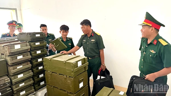 Đoàn công tác kiểm tra kho vũ khí của đơn vị.