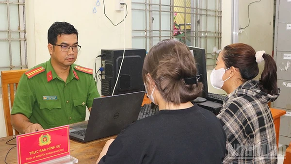 Chị L.T.A.N. và con gái tại cơ quan công an.