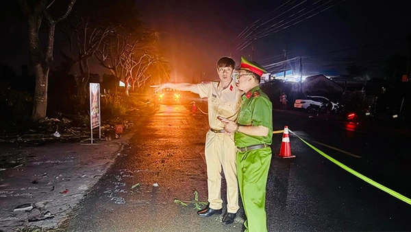 Công an tỉnh Đồng Tháp có mặt tại hiện trường chỉ đạo lực lượng chức năng điều tra, làm rõ nguyên nhân. (Ảnh: Công an cung cấp)