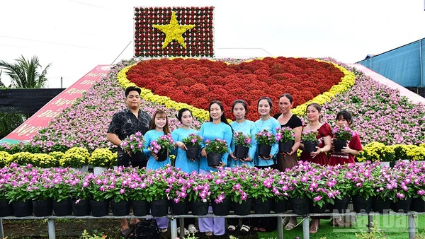 Du khách tham quan “Trái tim” hoa khổng lồ tại phường Sa Đéc.