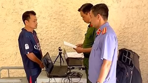 Cơ quan Cảnh sát điều tra và Viện Kiểm sát thi hành quyết định khởi tố bị can và lệnh tạm giam đối với Nguyễn Tấn Mảnh. (Ảnh: Công an Đồng Tháp)