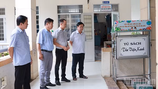 Nguyên Phó Chủ tịch Quốc hội Lê Minh Hoan tham quan các mô hình học tập tại Trường tiểu học Mỹ An 2.