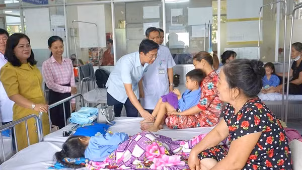 Phó Chủ tịch Ủy ban nhân dân tỉnh Đồng Tháp Huỳnh Minh Tuấn thăm, động viên học sinh đang điều trị tại Bệnh viện đa khoa Sa Đéc. (Ảnh: VĂN ĐẤU)
