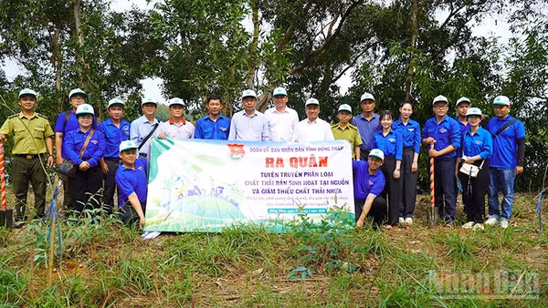 Đại biểu trong buổi ra quân tham gia hoạt động trồng cây xanh, phát quang và dọn vệ sinh môi trường.