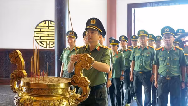 Đoàn công tác viếng và thắp hương Đền thờ Cụ Phó bảng Nguyễn Sinh Sắc.