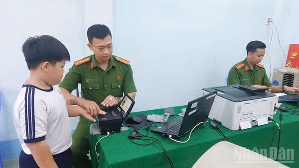 Công an phường Sa Đéc, tỉnh Đồng Tháp phối hợp các tổ chức chính trị-xã hội thu nhận hồ sơ tại các điểm trường tiểu học trên địa bàn.