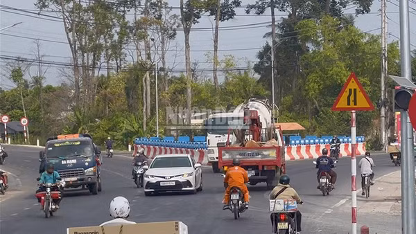 Nguy cơ mất an toàn giao thông tại vị trí nút giao giữa Quốc lộ 30 cũ và tuyến tránh Quốc lộ 30 tại chân cầu Phong Mỹ.