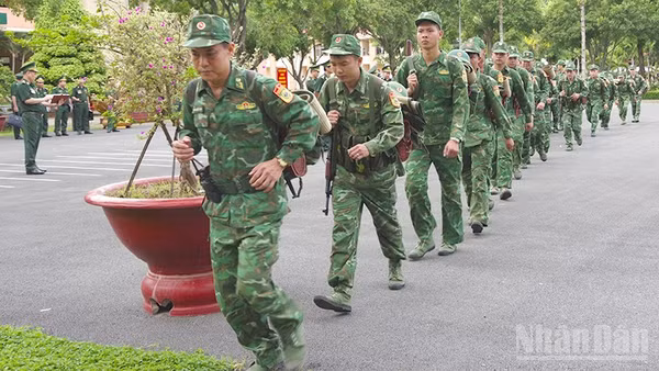 Thực hành cơ động ra khu căn cứ chiến đấu giả định.