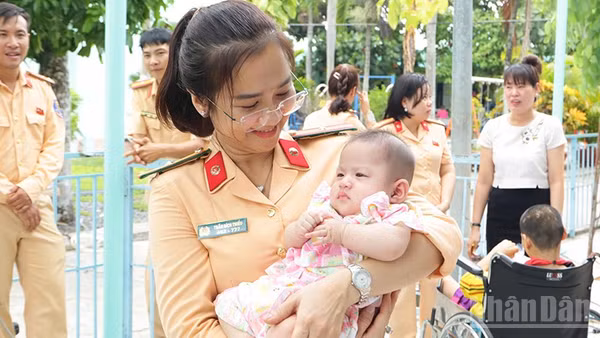 Hội Phụ nữ cơ sở Phòng Cảnh sát giao thông, Công an tỉnh Đồng Tháp thăm, tặng quà trẻ em tại Trung tâm Bảo trợ xã hội tỉnh Đồng Tháp.