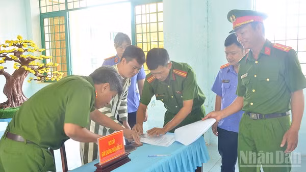 Trại Tạm giam số 1 làm thủ tục cấp giấy chứng nhận đặc xá.