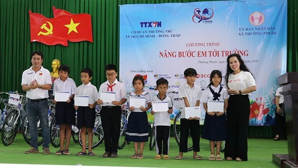 Chương trình "Nâng bước em đến trường" trao học bổng, xe đạp tặng học sinh có hoàn cảnh khó khăn tại Đồng Tháp ngày 20/9.