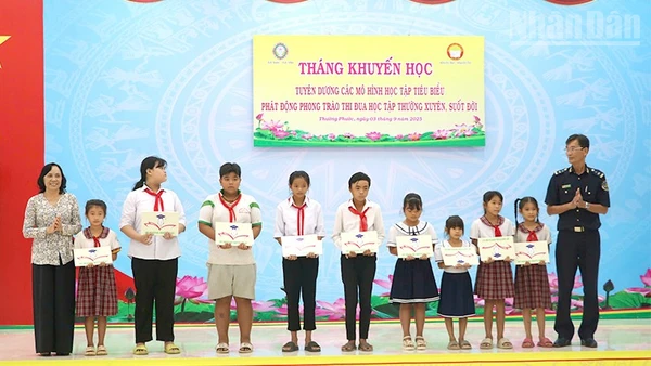Trao học bổng tặng học sinh xã Thường Phước, tỉnh Đồng Tháp từ nguồn tài trợ của doanh nghiệp.