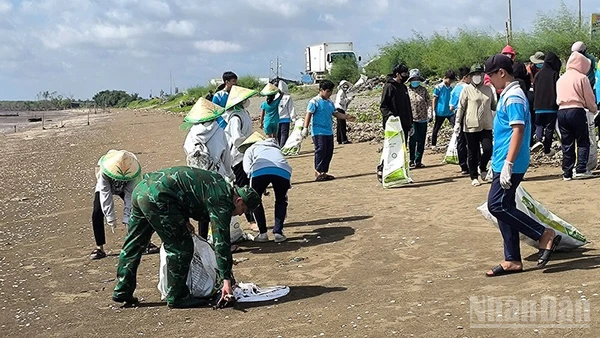 Đoàn viên, thanh niên xã Gò Công Đông thực hiện mô hình “Làm sạch biển”.