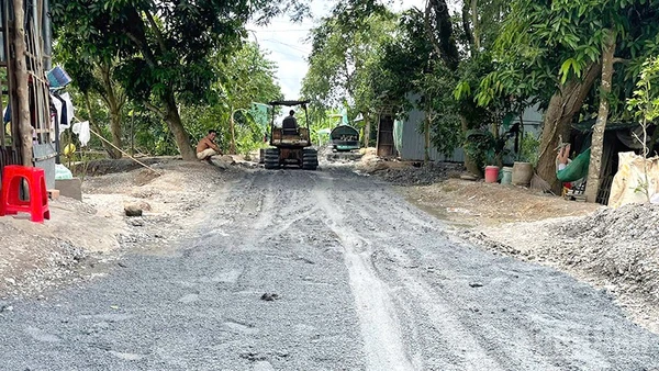 Một đoạn đường của dự án đường bờ đông kênh Kỳ Son đã được đổ đá cấp phối và lu làn để người dân đi lại thuận tiện.
