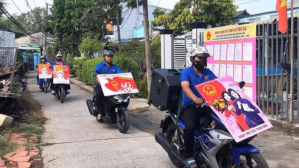 Đội hình thanh niên tình nguyện Phường đoàn Mỹ Trà triển khai mô hình đội tuyên truyền lưu động.