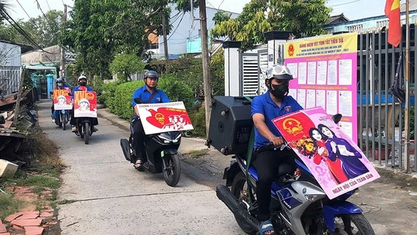 Đội hình thanh niên tình nguyện Phường đoàn Mỹ Trà triển khai mô hình đội tuyên truyền lưu động.