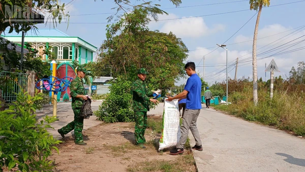 Lực lượng Bộ đội Biên phòng cùng đoàn viên, thanh niên tham gia dọn dẹp vệ sinh môi trường.