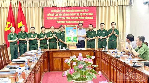 Đồng chí Phạm Thành Ngại trao tặng quà, động viên cán bộ, chiến sĩ Bộ đội Biên phòng tỉnh Đồng Tháp.