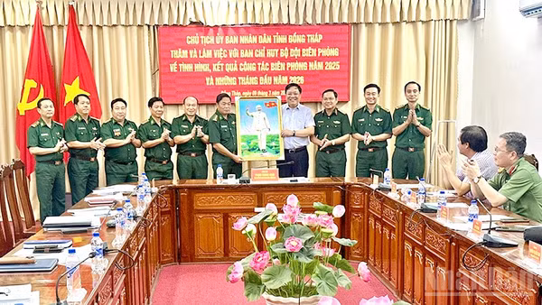 Đồng chí Phạm Thành Ngại trao tặng quà, động viên cán bộ, chiến sĩ Bộ đội Biên phòng tỉnh Đồng Tháp.