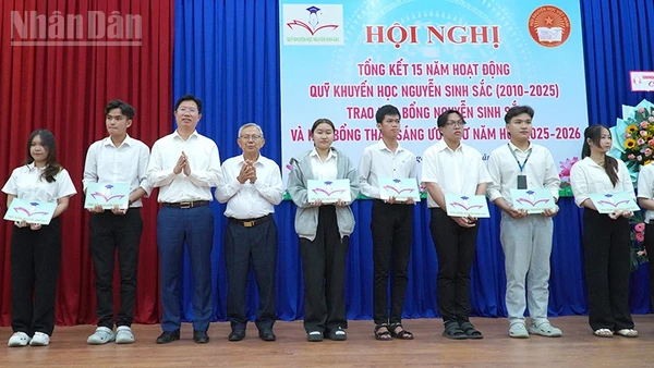 Trao học bổng Nguyễn Sinh Sắc của Quỹ Khuyến học Nguyễn Sinh Sắc.
