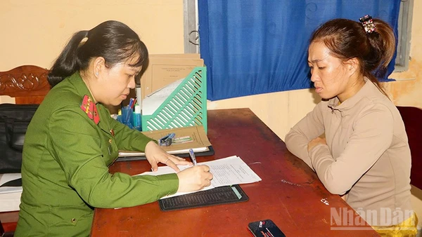 Nguyễn Thị Tuyết tại cơ quan Công an.