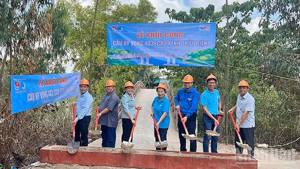 Nghi thức lễ khởi công xây dựng cầu giao thông nông thôn tại tỉnh Đồng Tháp.