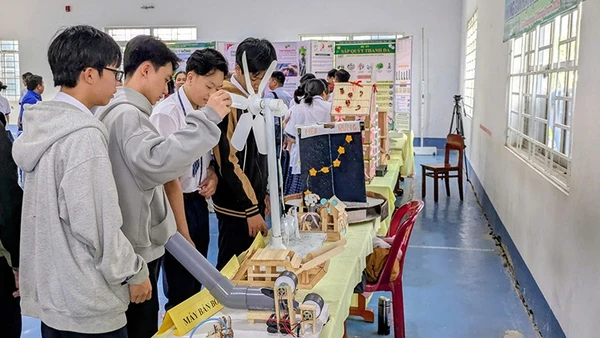 Học sinh Đồng Tháp tham quan sản phẩm sáng tạo khởi nghiệp.