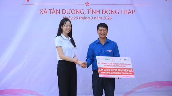 Hoa hậu quốc tế 2024 Huỳnh Thị Thanh Thủy trao tặng công trình máy lọc nước tại xã Tân Dương, tỉnh Đồng Tháp.