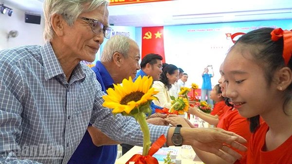 Thiếu nhi tặng hoa tri ân các thế hệ cán bộ đoàn.